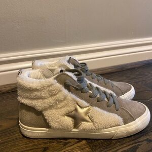 Vintage Havana Teddy Sneakers
Size 7